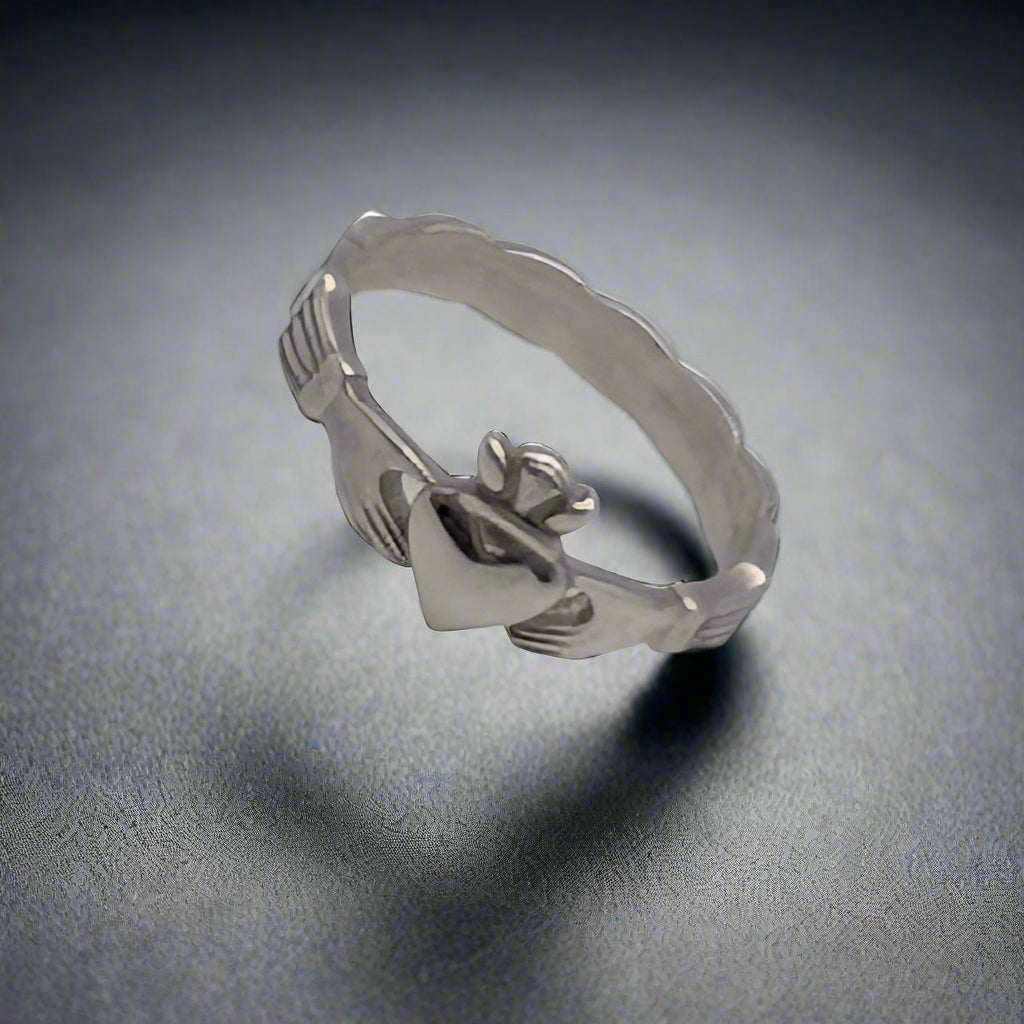 silver claddagh ring