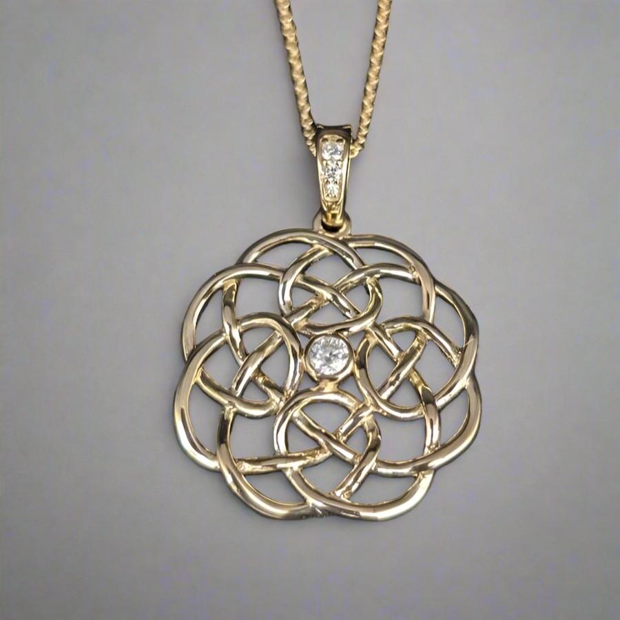 Celtic knot pendant in yellow gold with diamond