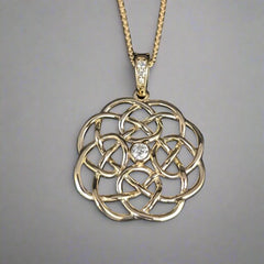 Celtic knot pendant in yellow gold with diamond