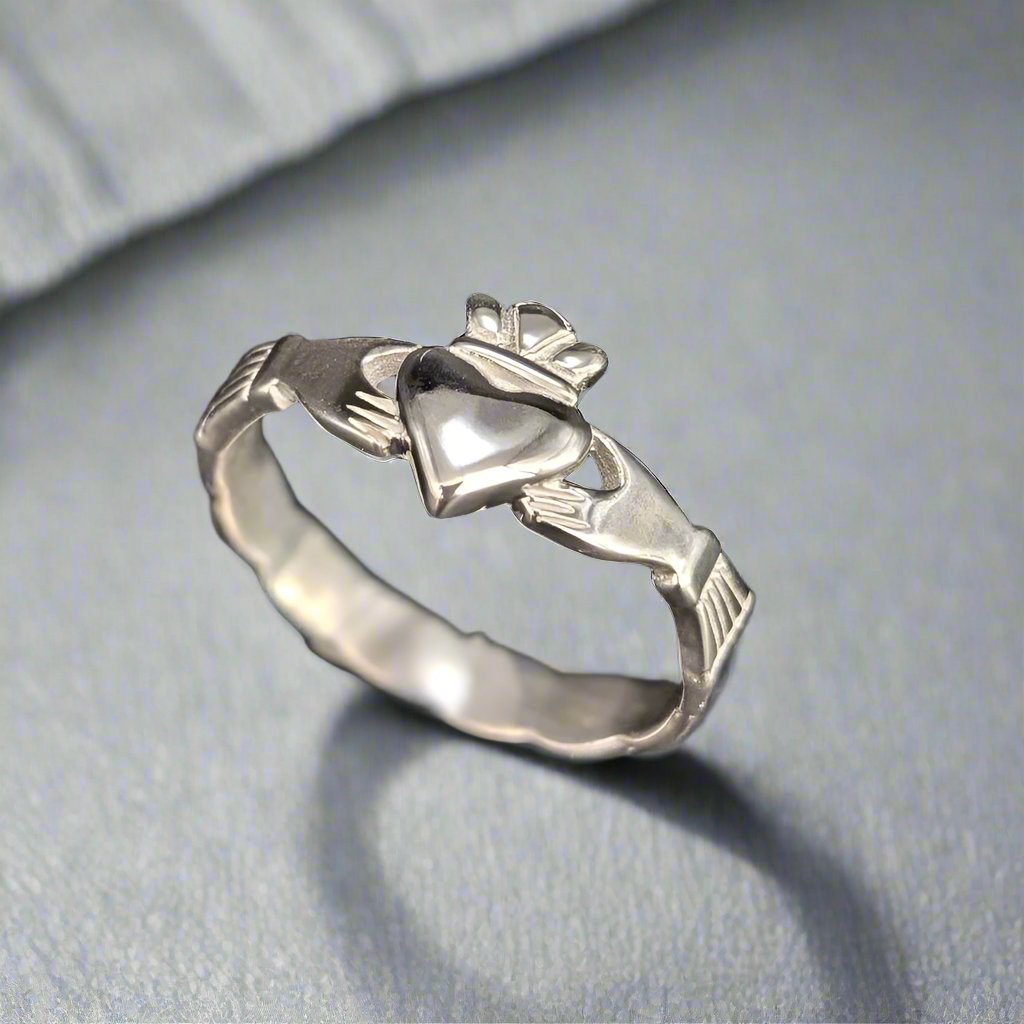 mans claddagh ring with plaited shank