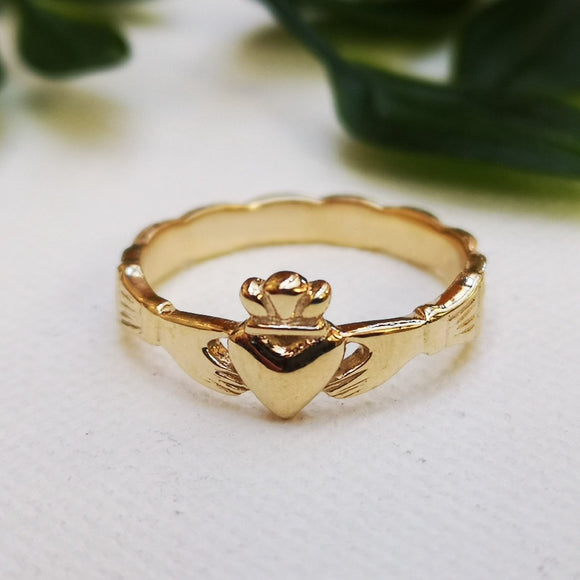front of gold claddagh ring - Doyle design dublin