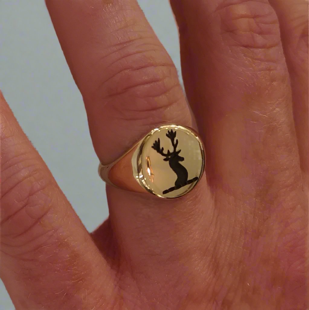 Yellow gold signet Ring with family crest